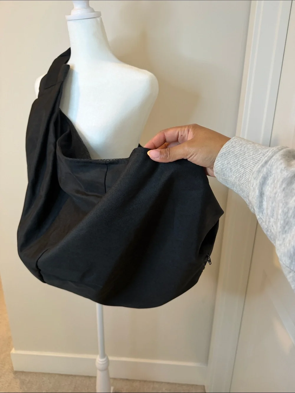 Black Hands-Free Pet Carrier Sling with Pocket